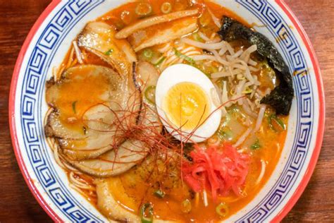  Hakata Ramen: Mielilohduttavan Tuore ja Räjähtävän Mausteinen Selviytymiskeino Q-Kaupungissa!