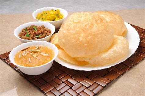  Halwa Puri: Mausteinen herkku yhdistettynä pehmeään leipään!