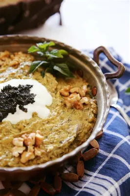  Kashk-e Bademjan! A Creamy Delight Bursting with Aromatic Herbs and Tangy Yogurt Flavor