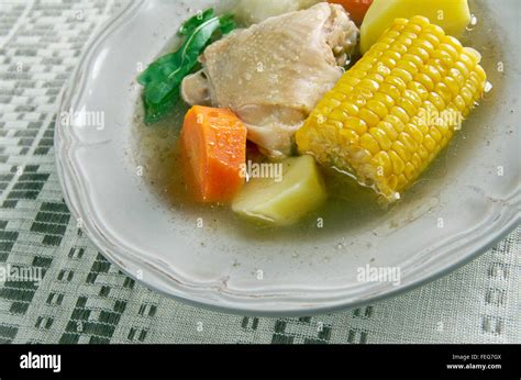  Sancocho de Gallina: Mausteinen ja Herkullinen Lihakeitto, Joka Sulattaa Sydämesi (Ja Kielen!)